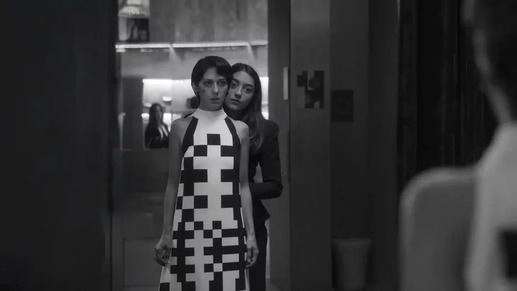 Deux personnes échangeant de la salive