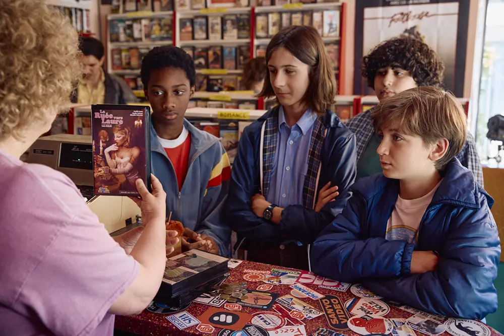 Le retour des cassettes et des vidéo-clubs des années 80 dans « Juste une illusion ».